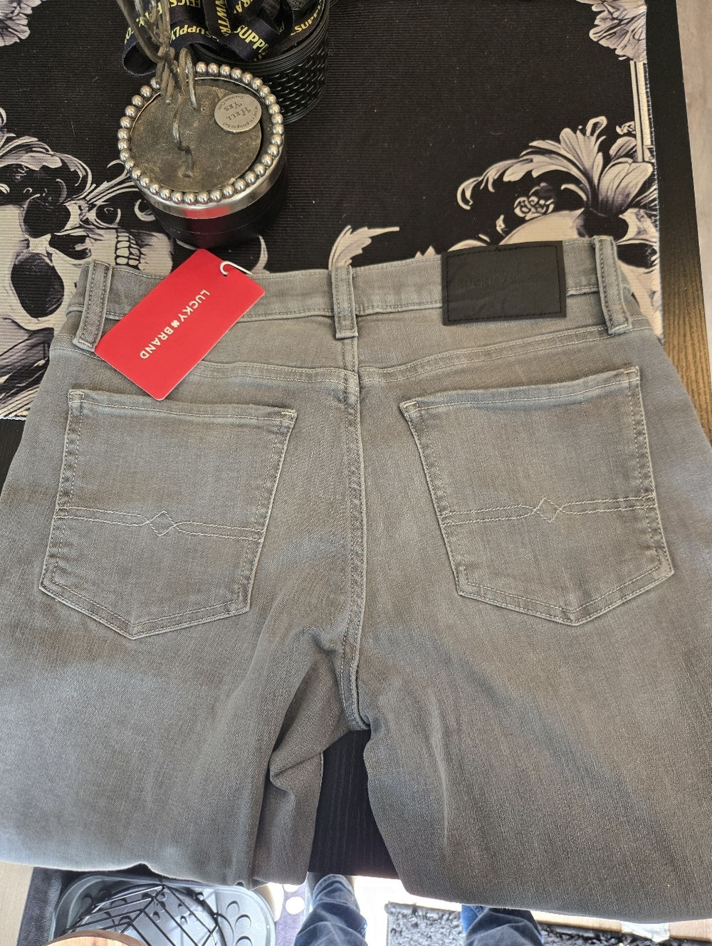 NWT. Lucky Brand  Sweet Mid Rise Straight. Womens Size 4/27